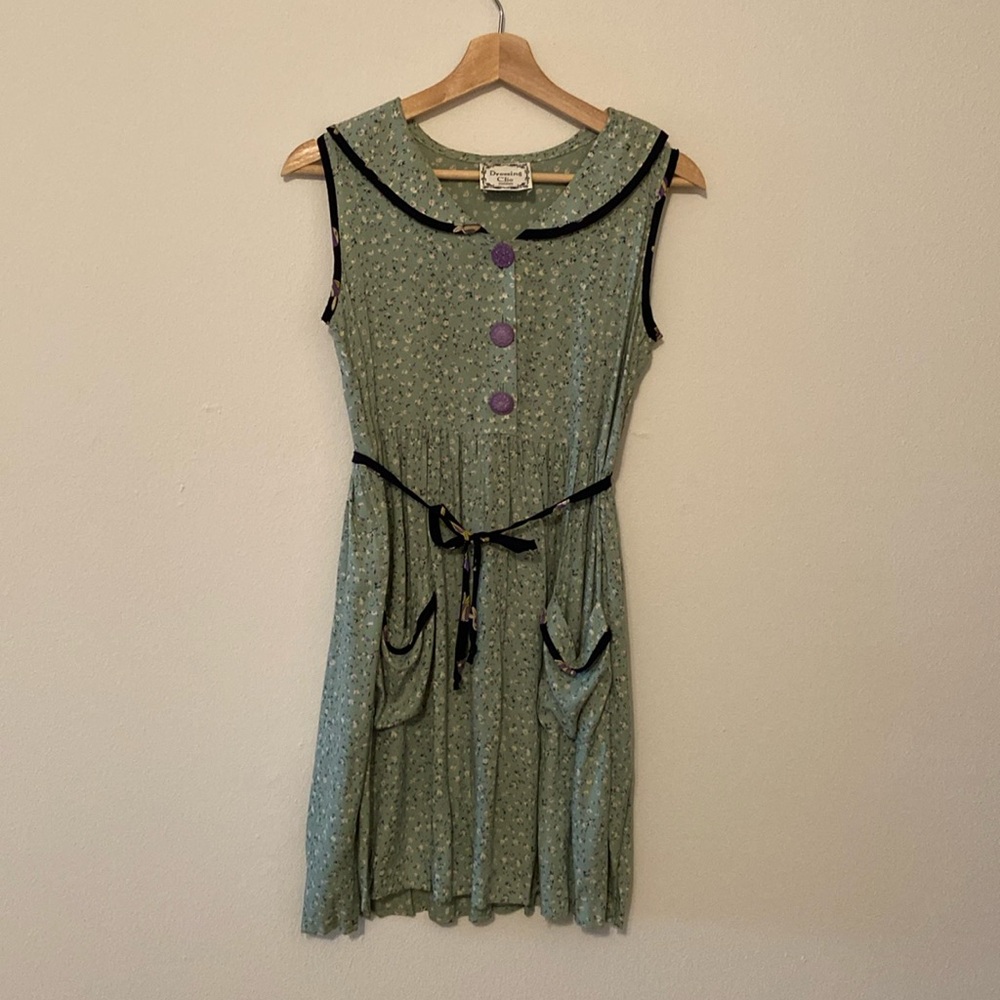 Dressing Cleo Petites. Green dress with flower pattern.